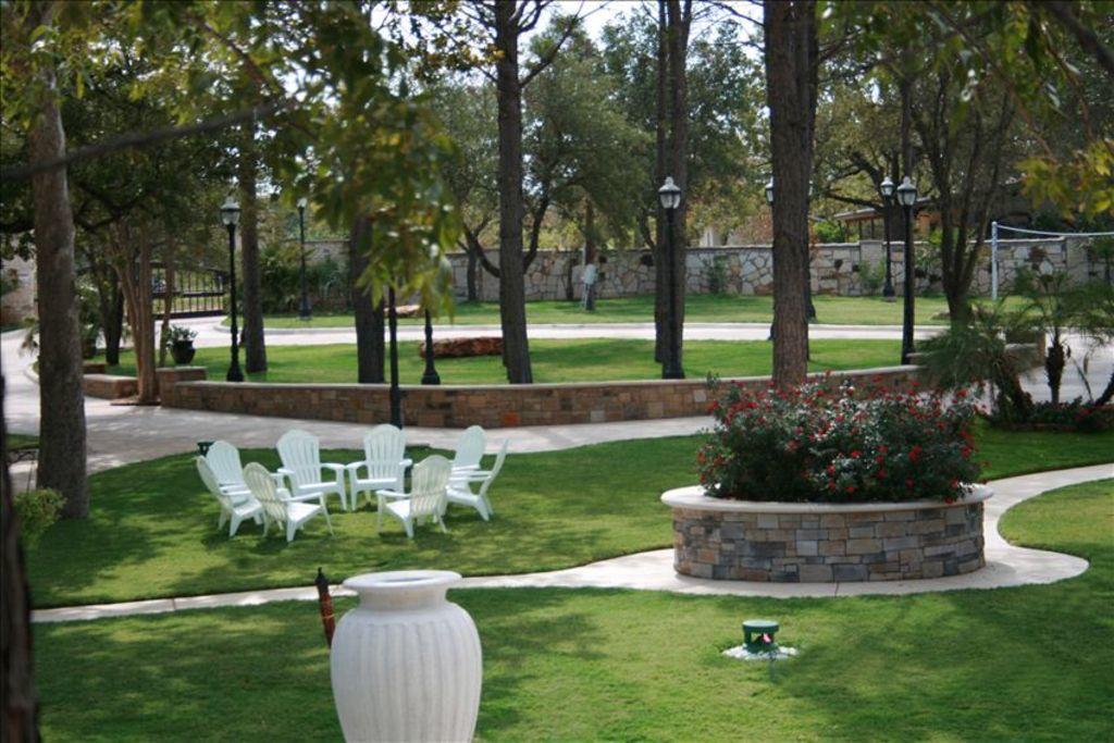 Paradise Resort At Hill Country Buchanan Dam Exterior photo